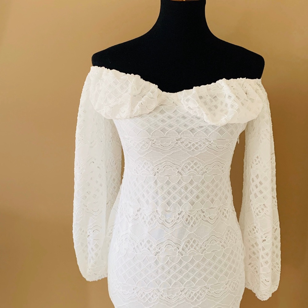 White sleeve  lace bodycon dress